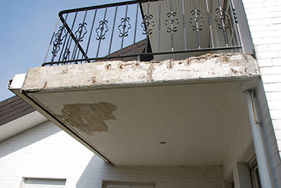 Balkon mit Sanierungsbedarf